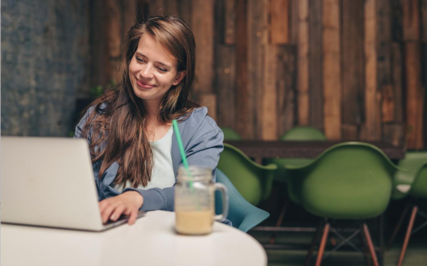 Deelnemer werkt aan digitaal budgetplan op laptop